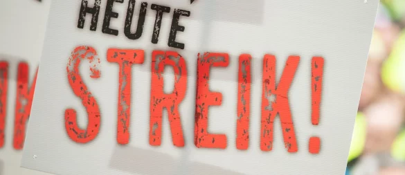Je nach betrieblicher Regelung kann ein Streiktag zu Kürzungen führen. - © Christophe Gateau/dpa/dpa-tmn