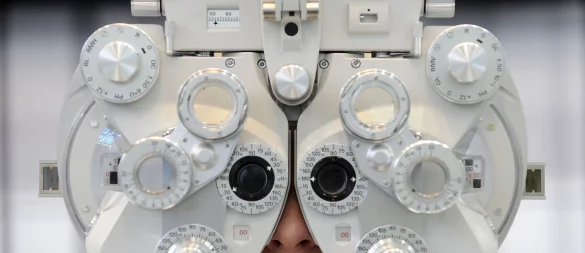 Trägt man eine Brille oder Kontaktlinsen, sollte einmal im Jahr die Sehleistung und Augengesundheit überprüft werden. - © Andreas Gebert/dpa/dpa-tmn