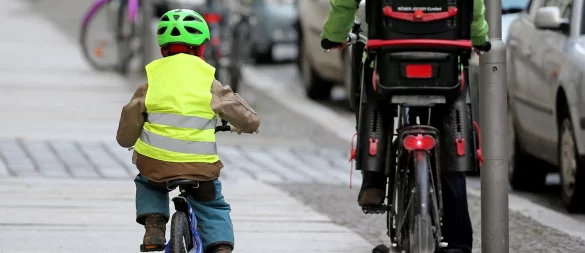 Fahrradfahren geht schneller als laufen - aber stellt andere Anforderungen. Also lieber nicht direkt allein mit dem Rad zur Schule, rät die Expertin. - © Jan Woitas/dpa/dpa-tmn