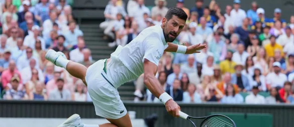 Novak Djokovic gewinnt mit akrobatischer Einlage. - © Kirsty Wigglesworth/AP/dpa