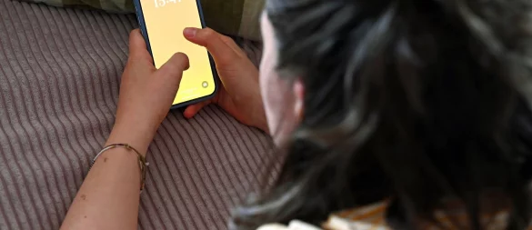 Zum Schutz vor Stalkerware sollte das Smartphone immer - auch daheim - mit einer starken Bildschirmsperre gesichert werden. - © Elisa Schu/dpa/dpa-tmn