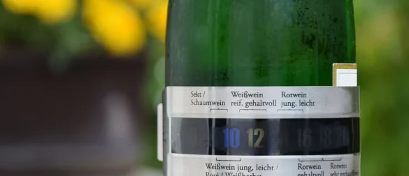 Die Thermometer-Manschette kommt um den Bauch der Weinflasche und misst die Temperatur. Eine Skala zeigt zusätzlich an, in welchem Bereich welcher Wein wie kühl sein sollte. - © DWI/deutscheweine.de/dpa-tmn