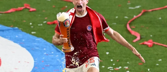 Auch Thomas Müller verabschiedet sich mit Bierduschen. - © Sven Hoppe/dpa