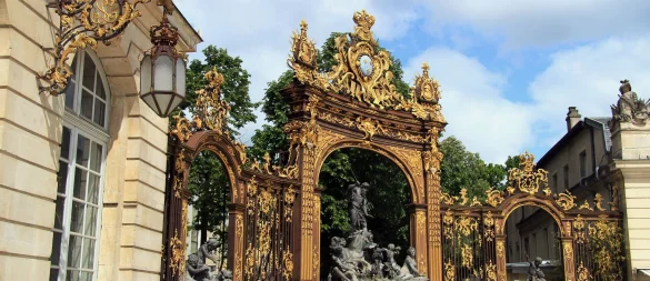 Prächtig und mit Gold geschmückt sind die Tore am Place Stanislas in Nancy aus dem 18. Jahrhundert. - © Bernd F. Meier/dpa-tmn
