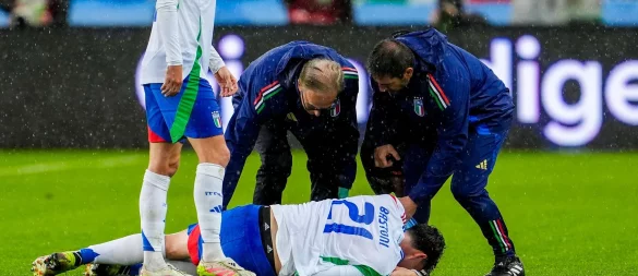 Italien am Boden: Das Team um Alessandro Bastoni muss schon wieder um die WM-Qualifikation bangen. - © Lise Åserud/NTB/dpa