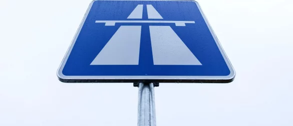 Dem tödlichen Aufprall war ein anderer Unfall auf der A1 vorausgegangen. (Symbolbild) - © Friso Gentsch/dpa