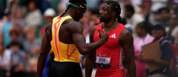 Noah Lyles und Kenny Bednarek hatten nach den 200 Metern bei den US-Trials etwas zu besprechen. - © Abbie Parr/AP/dpa