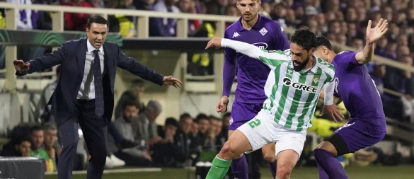 Intensives Duell: Betis-Spielmacher Isco behauptet den Ball. - © Marco Bucco/LaPresse/AP/dpa