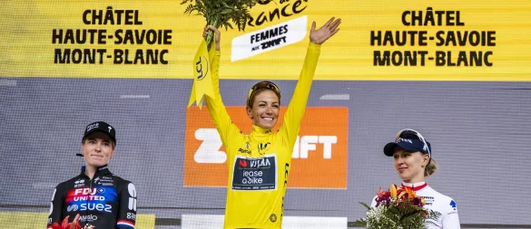 Jubel auf dem Podest: Ferrand-Prevot in Gelb. - © Jean-Christophe Bott/KEYSTONE/dpa