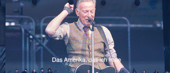 Bruce Springsteen spielte im Olympiastadion in Berlin - und hatte auch eine politische Botschaft. - © Annette Riedl/dpa
