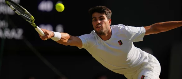 Carlos Alcaraz erreicht zum dritten Mal in Serie das Wimbledon-Halbfinale. - © Kirsty Wigglesworth/AP/dpa