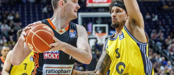 Philipp Herkenhoff (l) setzt sich mit seinen Ulmern gegen Michael Kessens und Alba Berlin durch. - © Andreas Gora/dpa