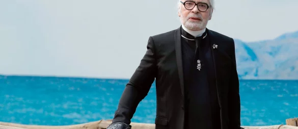Karl Lagerfeld bei einem seiner letzten Auftritte - im Oktober 2018 im Pariser Grand Palais bei der Präsentation einer Chanel-Modekollektion. - © Christophe Ena/AP/dpa