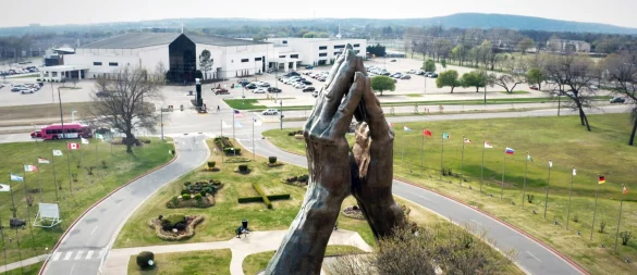 Die «Praying Hands-Statue» von Tulsa im US-Staat Oklahoma. - © -/Artline Films/ARTE F/dpa