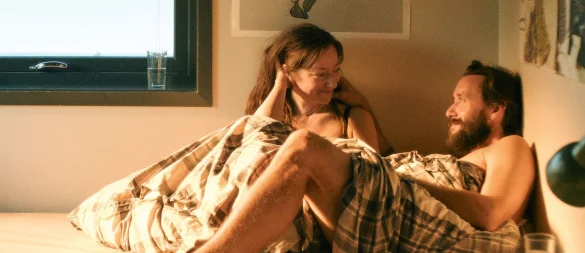 Andrea Braein Hovig (l) als Marianne und Thomas Gullestad als Ole in einer Szene des Films. - © Lukasz Bak/Alamode Film/dpa