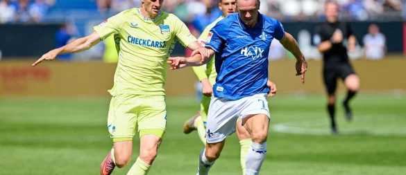 Herthas Niklas Kolbe (l) und Darmstadts Isac Lidberg kämpfen um den Ball. - © Uwe Anspach/dpa