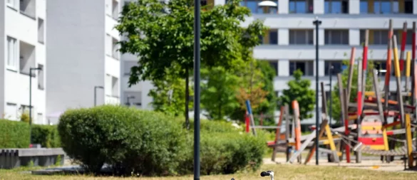 Kinder sollte man bei Hitze möglichst nicht draußen spielen lassen und die Aktivitäten lieber in die Morgenstunden legen. - © Soeren Stache/dpa