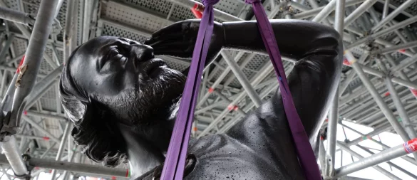 Mit der Rückkehr der Statue des Apostels Thomas ist die Gruppe aus 16 Kupferstatuen am Turm von Eugène Viollet-le-Duc komplett. - © Romaric Toussaint/Rebâtir No/dpa