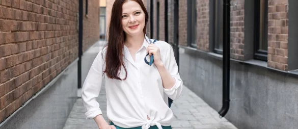 Die weiße Bluse ist ein Klassiker im Kleiderschrank. Wer ungewollte Einblicke vermeiden will, sollte bei der Unterwäsche auf Farbe, Material und Schnitt achten. - © Ekaterina Yakunina/Westend61/dpa-tmn