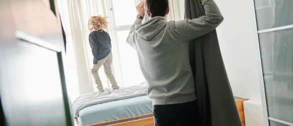 Gelassen bleiben und Fehler verzeihen: Wächst ein Kind mit ADHS auf, sollten Eltern lernen, dem Kind mit Verständnis zu begegnen und sich selbst zu vergeben, wenn sie im Alltag mal falsch reagieren. - © Annette Riedl/dpa/dpa-tmn