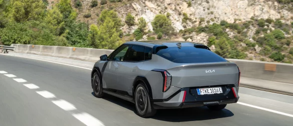 Optisch auf jeden Fall eigenständig: Neben dem normalen Kompakten wird es den Kia EV4 auch als Fastback geben. - © Kia/dpa-tmn