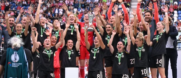 Hoch damit: Lena Oberdorf darf als Erste den Supercup präsentieren. - © Uli Deck/dpa