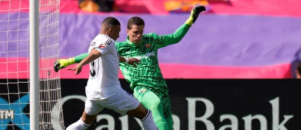 Bleibt dem FC Barcelona erhalten: Torwart Wojciech Szczesny (hinten). - © Jose Breton/AP/dpa
