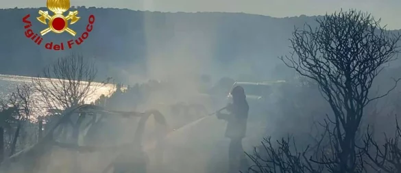 Die italienische Feuerwehr bei Löscharbeiten auf der italienischen Insel Sardinien in der Nähe von Cagliari. - © -/Vigili del Fuoco/dpa