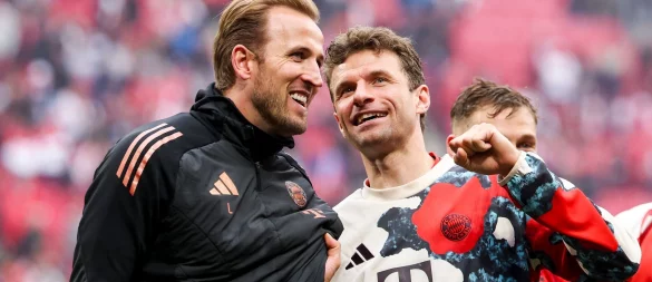 Harry Kane(l.) feiert seinen ersten Vereinstitel überhaupt. - © Jan Woitas/dpa
