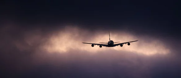 Turbulenzen entstehen aus verschiedenen Gründen: Jetstreams, Gewitter oder Gebirge können sie auslösen. - © Christian Charisius/dpa/dpa-tmn