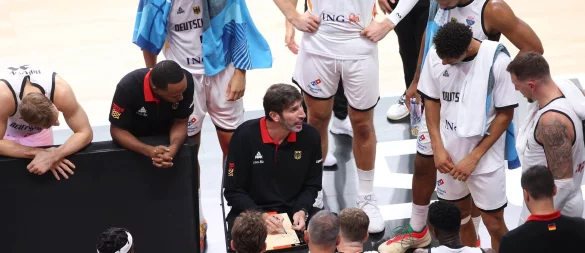 Bundestrainer Alex Mumbru ist zurück - und Deutschlands Basketballer siegen auch für ihn. - © Matthias Stickel/dpa
