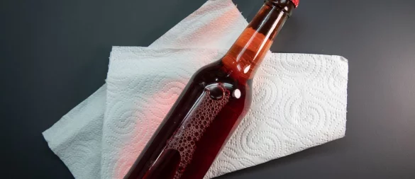 Lässt sich eine Flasche mit Hilfe von Küchenpapier in 15 Minuten herunterkühlen? - © Christin Klose/dpa-tmn
