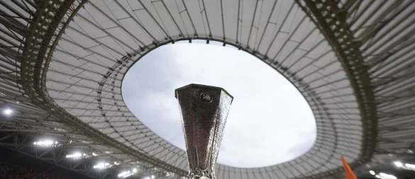 Der Europa-League-Pokal ist mit 15 Kilogramm die schwerste Trophäe der UEFA. - © Bernat Armangue/AP/dpa