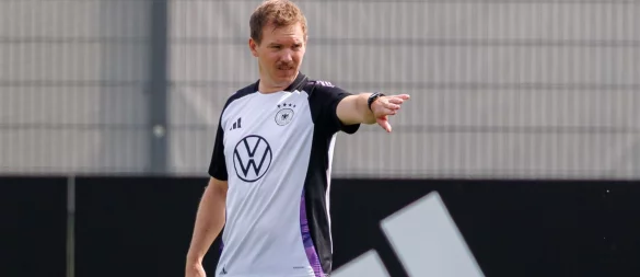 Julian Nagelsmann in Aktion beim Training in Herzogenaurach. - © Daniel Karmann/dpa
