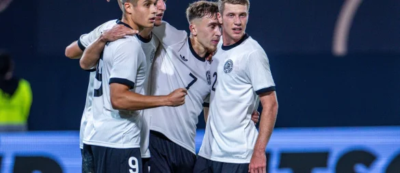 Hattrick-Torschütze Nicolo Tresoldi jubelt mit den Teamkollegen über seinen Treffer zum 2:0. - © Jens Büttner/dpa