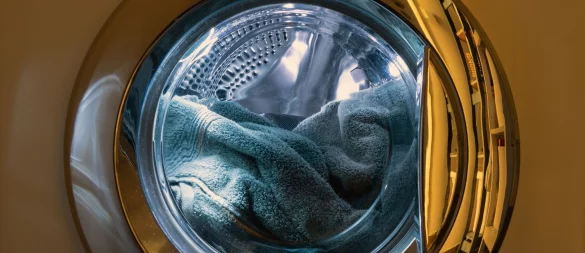 Ein Warmwasseranschluss an der Waschmaschine kann den Stromverbrauch für das Aufheizen senken. - © Soeren Stache/dpa-Zentralbild/dpa-tmn