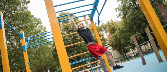 Calisthenics-Parks lassen sich in vielen Städten finden - die Online-Suche listet weltweit geeignete Spots auf. - © Christin Klose/dpa-tmn