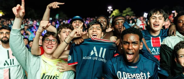 Nach Polizeiangaben verfolgten allein im Münchner Olympiapark in der Spitze etwa 23.000 Menschen das Finale der Champions League. - © Matthias Balk/dpa