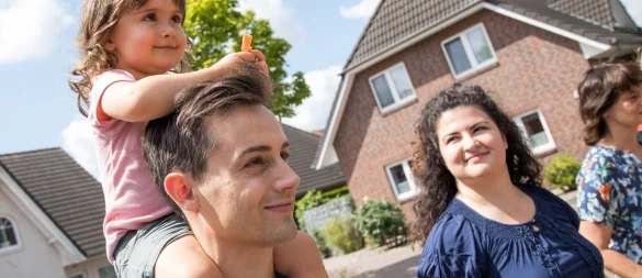 Mit Zuversicht ins Eigenheim: Wer auf der Suche nach den eigenen vier Wänden ist, sollte genau wissen, wie viel Finanzierung möglich ist. - © Christin Klose/dpa-tmn