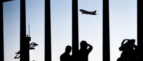Ihr Urlaubsflieger will ohne Sie abheben? Ist das Boarding noch nicht abgeschlossen und sind die Türen des Flugzeuges noch geöffnet, besteht laut Gericht eine Mitnahmeverpflichtung der Fluggesellschaft. - © Christoph Soeder/dpa/dpa-tmn