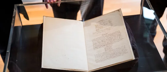 Die Handschrift wurde in London ersteigert - Kosten insgesamt: 140.000 Euro. - © Daniel Vogl/dpa