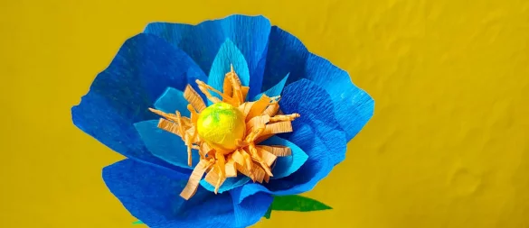 Blumen aus Krepppapier basteln - eine nachhaltige Idee und ideal für Allergiker. - © Isabelle Modler/dpa-tmn