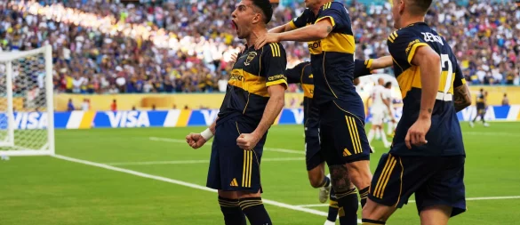 Rodrigo Battaglia (l) jubelt nach seinem Treffer für die Boca Juniors. - © Rebecca Blackwell/AP/dpa