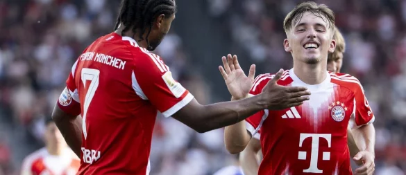 Lennart Karl (r) jubelt nach seinem wunderbaren Treffer aus der Distanz. Serge Gnabry (l) gratuliert dem Youngster. - © Ennio Leanza/KEYSTONE/dpa