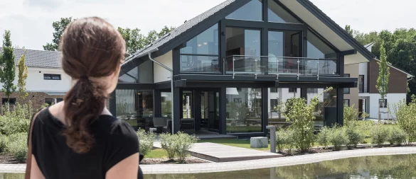 Muss es gleich so groß sein? Wer an der Immobilienfinanzierung scheitert, kann zum Beispiel die Wohnfläche kleiner gestalten. - © Daniel Maurer/dpa-tmn