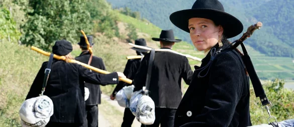 Zimmerin Maria (Ronja Rath) bricht zur Walz auf. - © Petro Domenigg/ARD Degeto Film/Constantin Television/Lemonpie Film/dpa