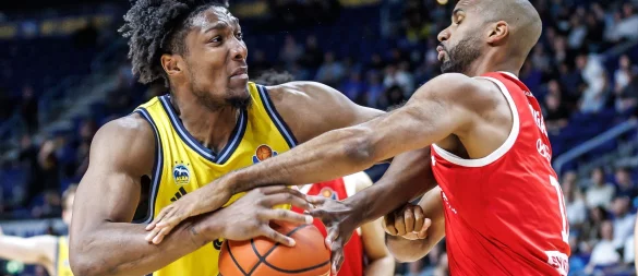 Alba-Center David McCormack wird vom MBC-Akteur Akeem Vargas attackiert. - © Andreas Gora/dpa