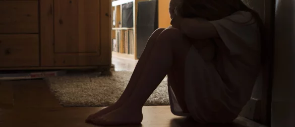 Veränderungen von Kindern und Jugendlichen können verschiedene Ursachen haben - sexueller Missbrauch ist eine. Erwachsene sollten sie immer ernst nehmen und versuchen, ins Gespräch zu kommen. - © Silvia Marks/dpa-tmn
