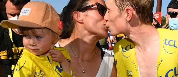 Trine Marie Vingegaard Hansen (l) sorgt sich um ihren Ehemann. - © Tim De Waele/Pool Getty Images via AP/dpa