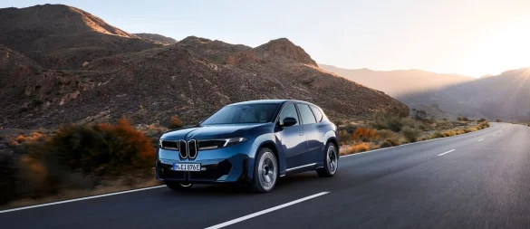 Mit frischer Form und neuer Designsprache rollt der iX3 ab dem kommenden Frühjahr auf die Straße. - © Fabian Kirchbauer/BMW AG/dpa-tmn